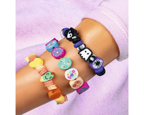 Arm mit drei Armbändern mit verschiedenen Motiven