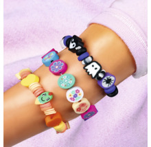 Arm mit drei bunten Armbändern