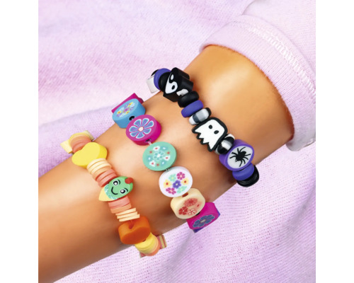 Arm mit drei bunten Armbändern