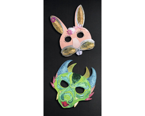 Zwei verzierte Masken: eine Hasenmaske und eine Monster Maske.