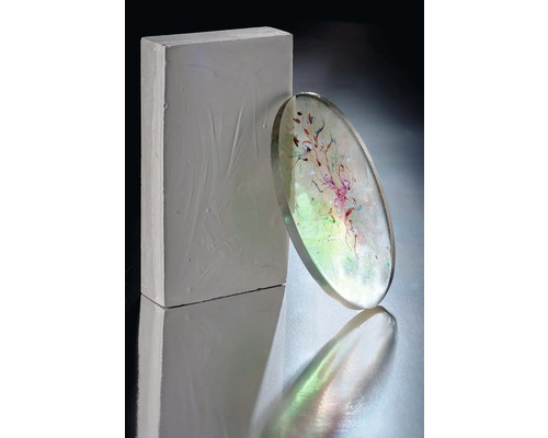 Dekorationsobjekt mit Betonblock und Acrylscheibe