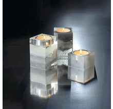 Drei Teelichthalter aus transparentem Material mit Teelichtern