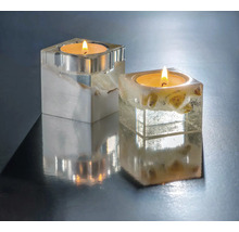 Zwei Teelichthalter aus Kunstharz mit Sand und Muscheln