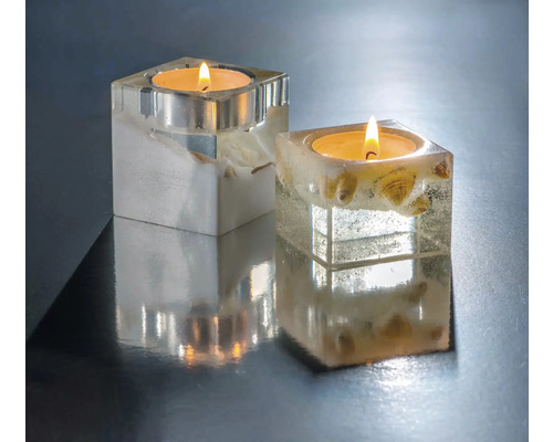 Zwei Teelichthalter aus Kunstharz mit Sand und Muscheln