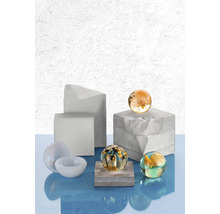 Dekorative Glasobjekte auf geometrischen Formen