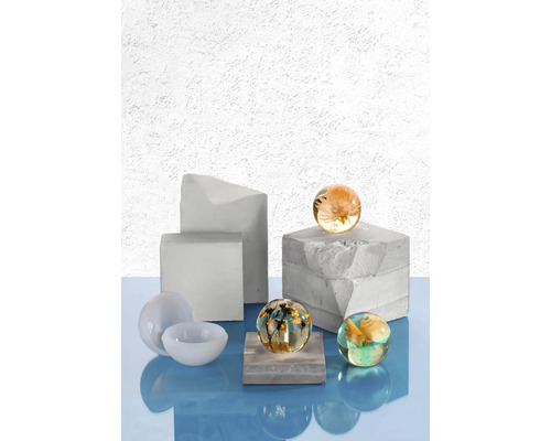 Dekorative Glasobjekte auf geometrischen Formen