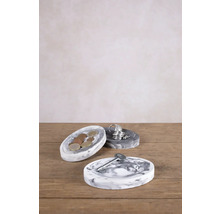 Dekorative Schalen aus Beton für Schmuck und Kleingeld auf einem Holztisch.