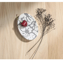 Dekorative ovale Schale mit Muster, Kirsche und Trockenblumen auf Holztisch