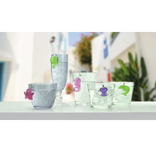 Mehrere gefüllte Trinkgläser mit farbigen Glasmarkierern in Tierform.