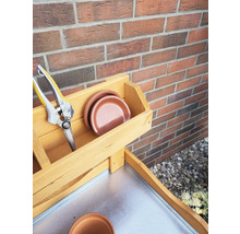Gartentisch mit Gartenschere und Blumentöpfen aus Terrakotta
