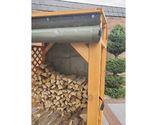 Holzlager aus Holz mit Plane und Gitterstruktur, gefüllt mit Brennholz.