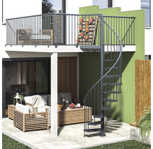Außenbereich mit Wendeltreppe, Sitzgelegenheiten und Balkon
