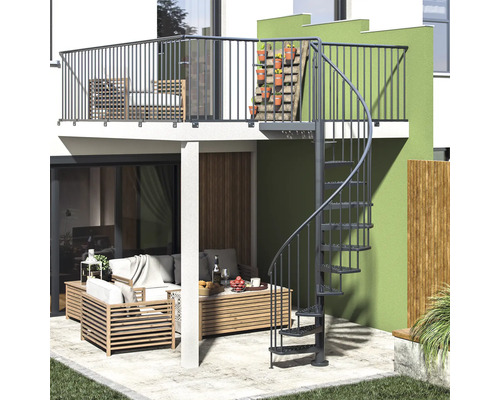 Außenbereich mit Wendeltreppe, Sitzgelegenheiten und Balkon