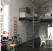 Wohnraum mit Wendeltreppe, Schreibtisch, Fahrrad und Esstisch.