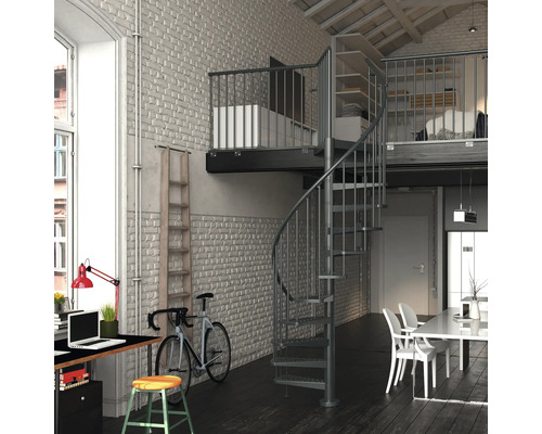 Wohnraum mit Wendeltreppe, Schreibtisch, Fahrrad und Esstisch.
