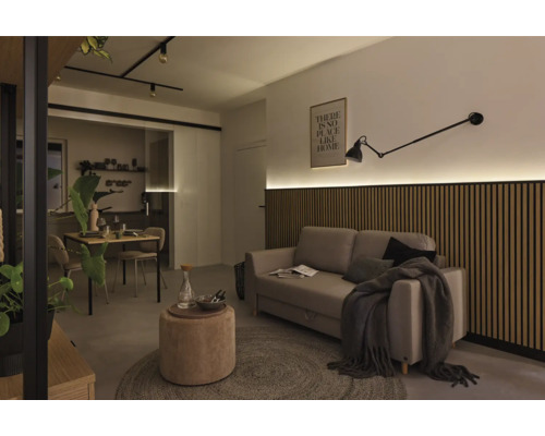 Wohnzimmer mit Sofa, Holzwandpaneelen, Leuchte und Esstisch