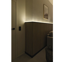 Wohnraum mit Wandpaneelen und indirekter Beleuchtung