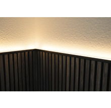 Nahaufnahme einer Wandverkleidung mit LED-Beleuchtung in einem Raum.