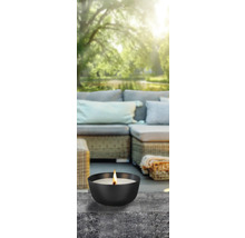 Dekorative Kerze in einer schwarzen Schale auf einer Terrasse