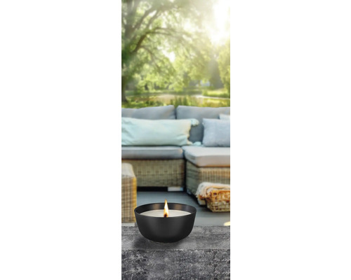 Dekorative Kerze in einer schwarzen Schale auf einer Terrasse
