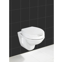 Wand-Tiefspülklosett vor schwarzem Fliesenhintergrund