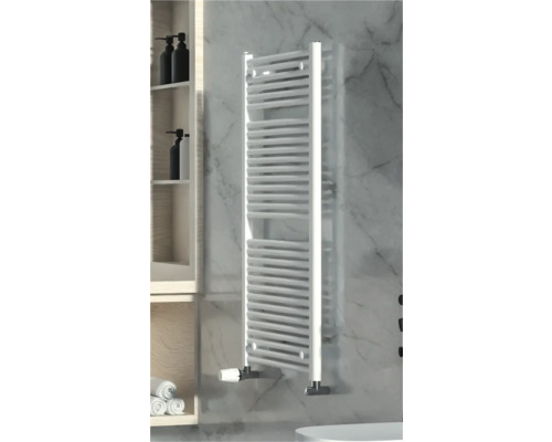 Wandheizkörper im Badezimmer mit Handtüchern und Kosmetikprodukten