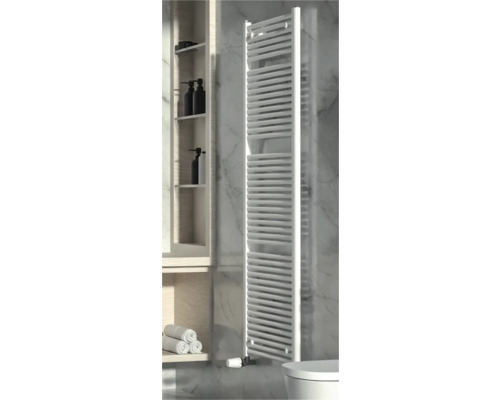 Badezimmeransicht mit Handtuchwärmer, Regal, Handtüchern und Pflegeprodukten