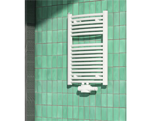 Designheizkörper Rotheigner Swing-M 690x445 mm weiß mit Mittelanschluss Weißer Handtuchheizkörper ist an der Wand montiert.