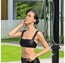 Frau unter Gartendusche