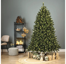 Weihnachtsbaum mit Beleuchtung und Geschenken in einem festlich dekorierten Wohnzimmer.