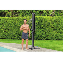 Garten mit Gartendusche und Person unter der Dusche