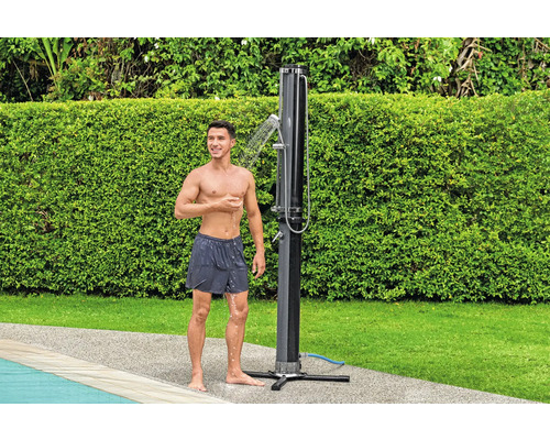 Garten mit Gartendusche und Person unter der Dusche