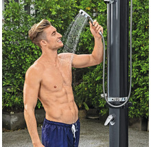 Mann unter Gartendusche mit Handbrause