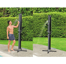 Gartenszene mit Dusche für den Außenbereich und Person