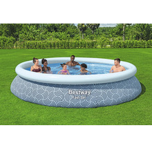 Aufblasbarer Pool mit Personen im Garten.