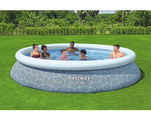 Aufblasbarer Pool mit Personen im Garten.