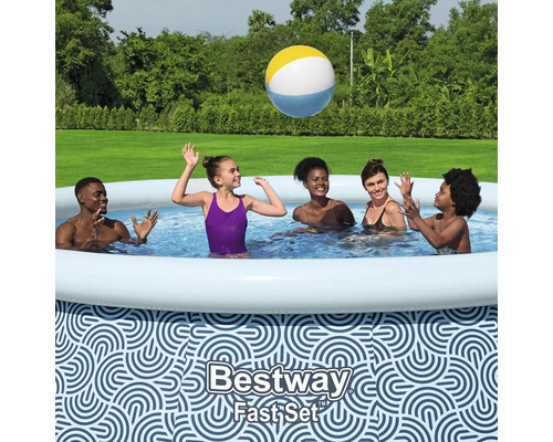 Aufblasbarer Bestway Pool mit Menschen im Garten