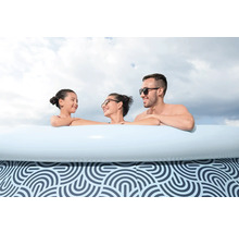 Familie entspannt sich in einem Aufstellpool mit Muster