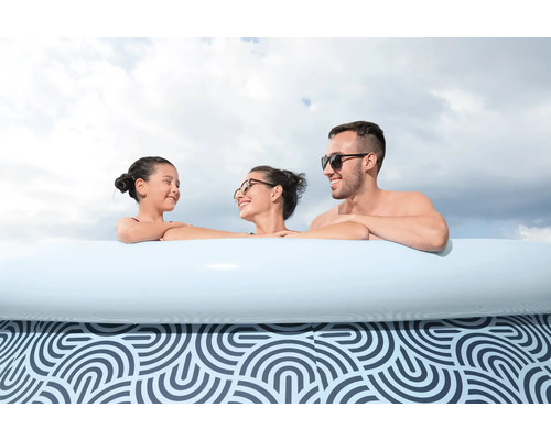Familie entspannt sich in einem Aufstellpool mit Muster