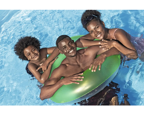 Familie schwimmt im Pool mit einem Schwimmring.