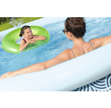 Kind mit grünem Schwimmring in einem aufblasbaren Pool