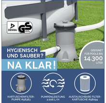 Kartuschenfilterpumpe neben einem Pool, mit DEKRA und GS Zeichen und Informationen zur Pumpenleistung und Filterkartusche
