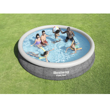 Aufblasbarer Bestway Pool mit spielenden Personen im Garten.