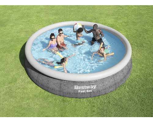 Aufblasbarer Bestway Pool mit spielenden Personen im Garten.