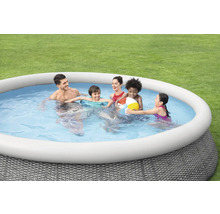 Familie mit Kindern im Frame Pool im Garten