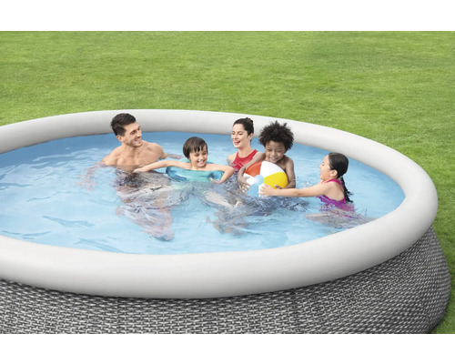 Familie mit Kindern im Frame Pool im Garten