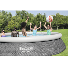 Aufblasbarer Bestway Fast Set Pool mit spielenden Personen im Garten