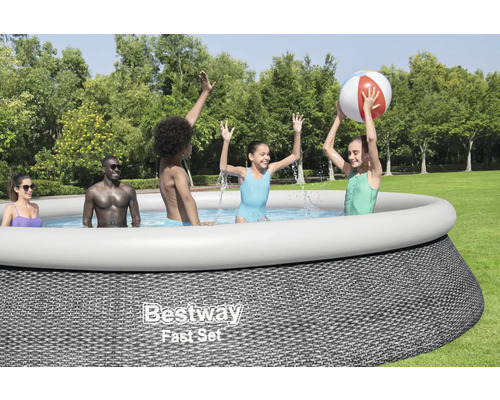 Aufblasbarer Bestway Fast Set Pool mit spielenden Personen im Garten