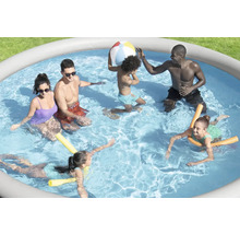Aufblasbarer Pool mit Menschen, die sich im Wasser vergnügen.