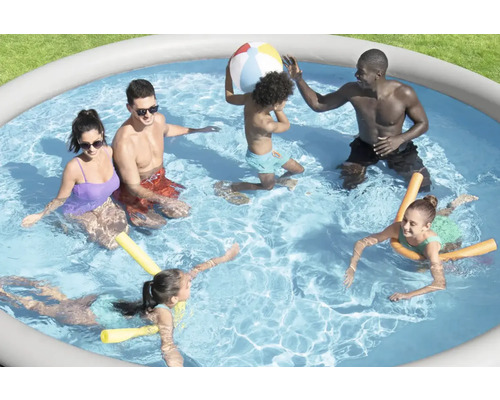 Aufblasbarer Pool mit Menschen, die sich im Wasser vergnügen.